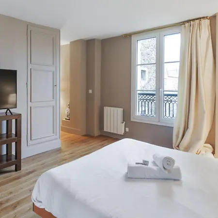 Charming Flat Close To Gare Du Nord At The Heart Of - Welkeys Apartment